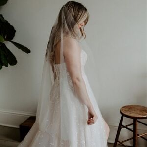 Elegant Bridal Veil in Light Ivory